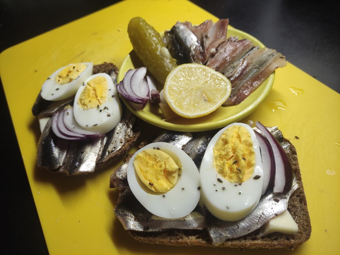 A small herring seasoned with black pepper and salt and topped with an egg. This is a popular sandwich in Estonia, especially on birthdays and in draft beer pubs.