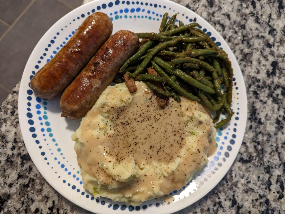 mashed potatoes, green beans, sausages