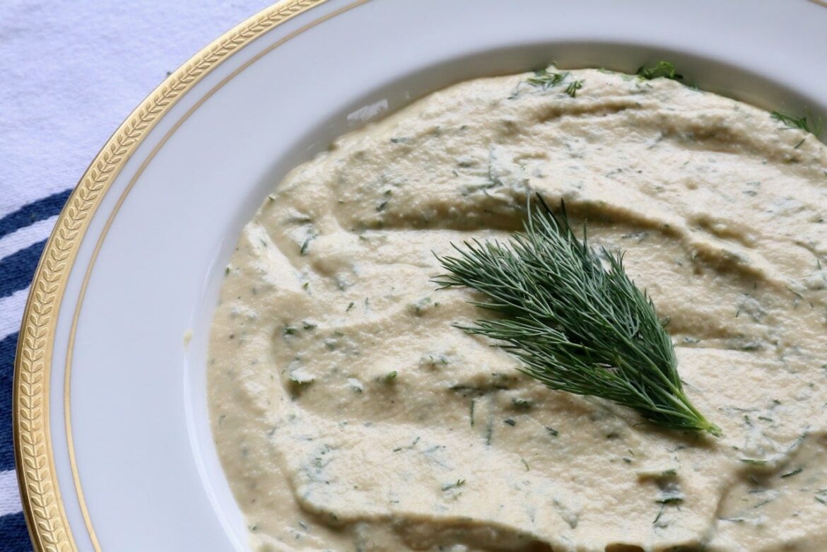 Creamy Garlic Lemon Dill Hummus