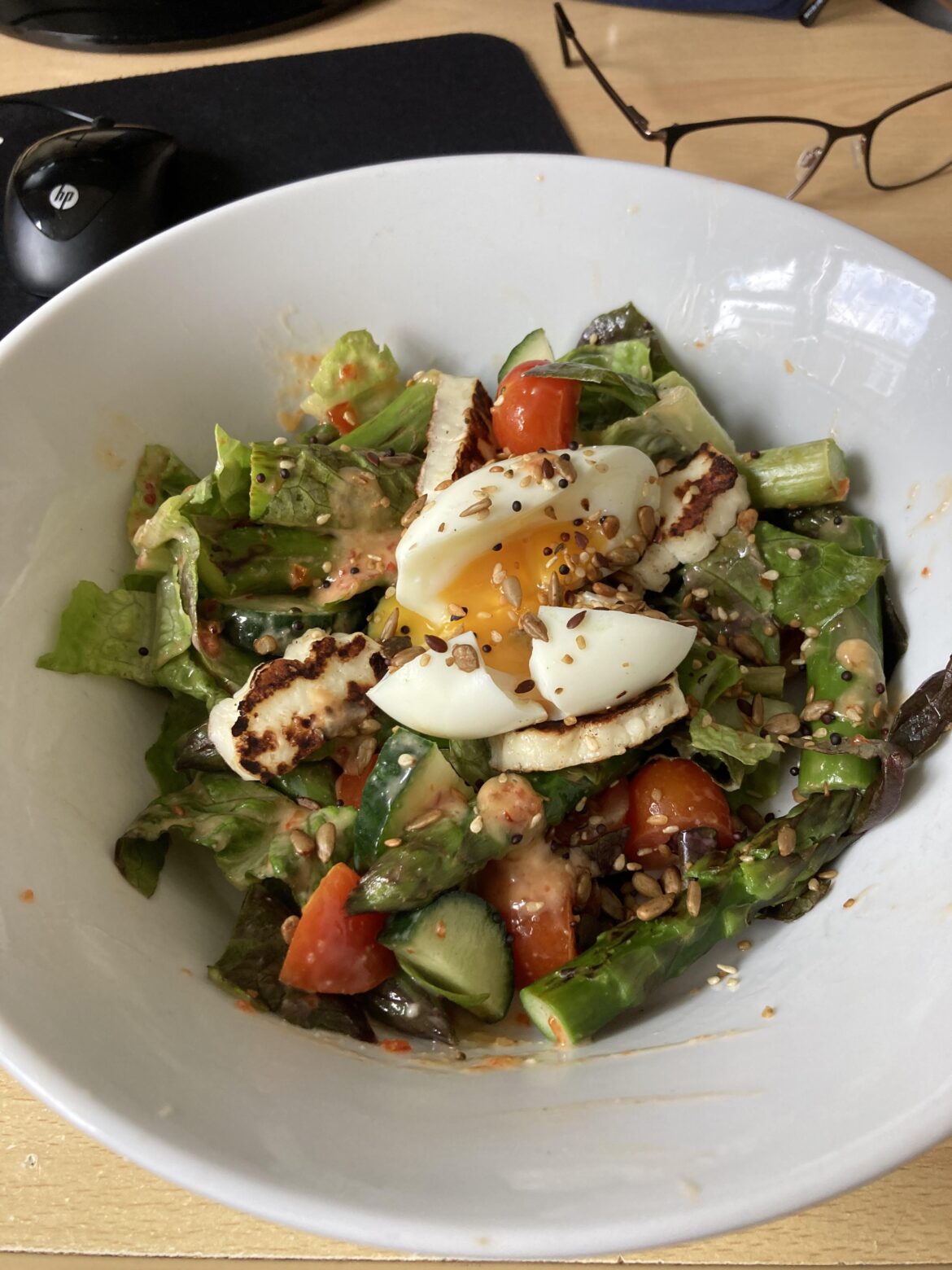 Grilled asparagus and halloumi salad