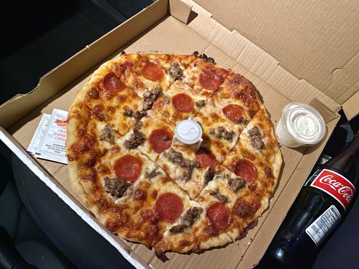 Tavern-style (Chicago style thin-crust) sausage and pepperoni, from ComfyPup 🔥