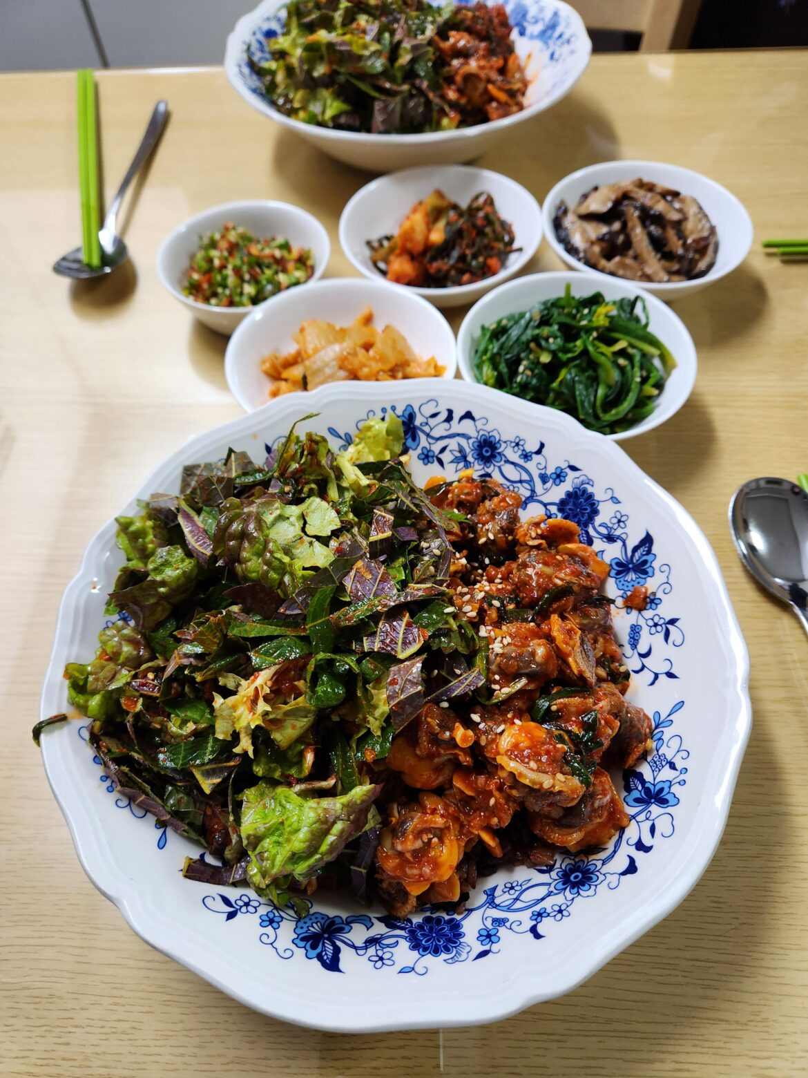 Everyone knows bibimbop but have you ever had it w/ cockle? 꼬막 비빔밥