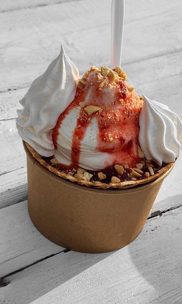 Strawberry sundae 🍨😋 what's everybody's favorite sundae toppings?