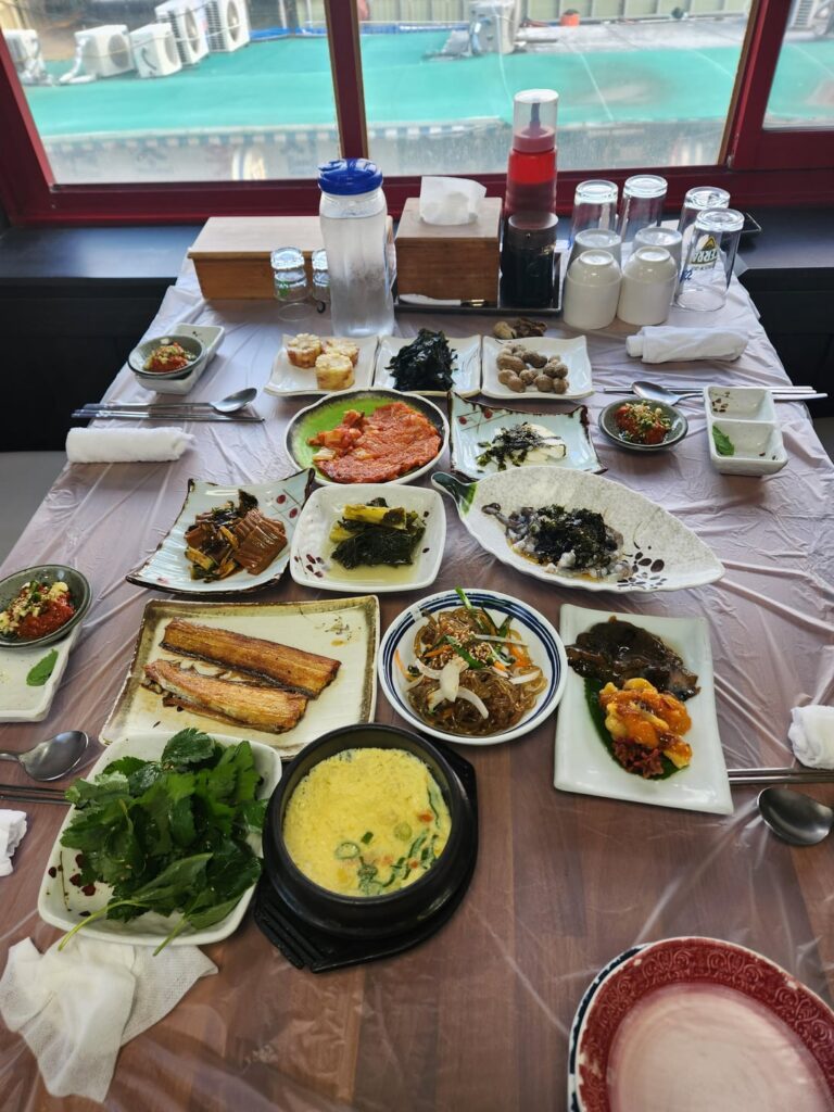 Day 2 of my weekend Busan(부산) visit, had Korean style Sashimi and Crabs at the Jagalchi fish market(자갈치 시장)