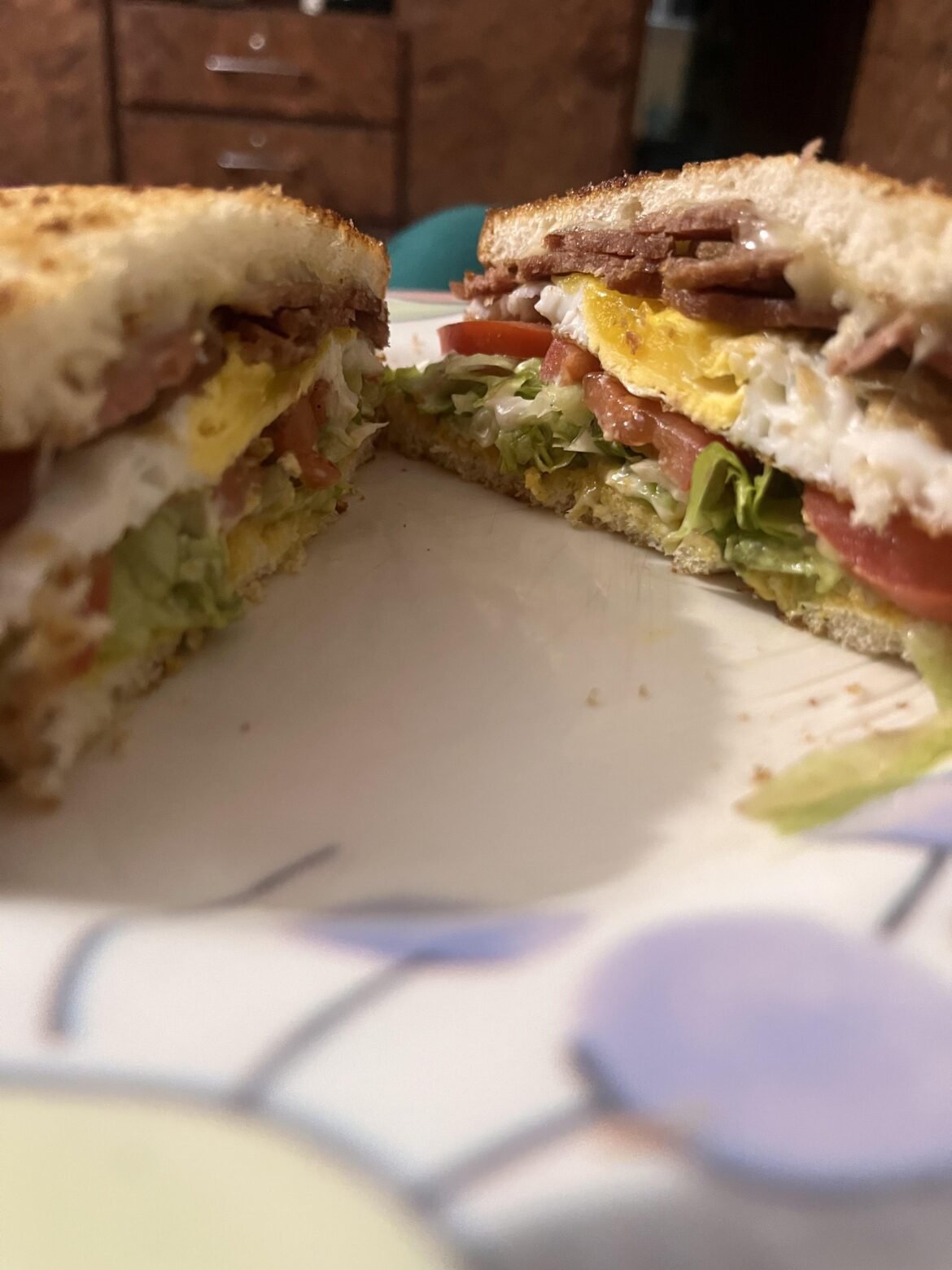 BLT with an egg is the best kind of sandwich and breakfast there is 😌