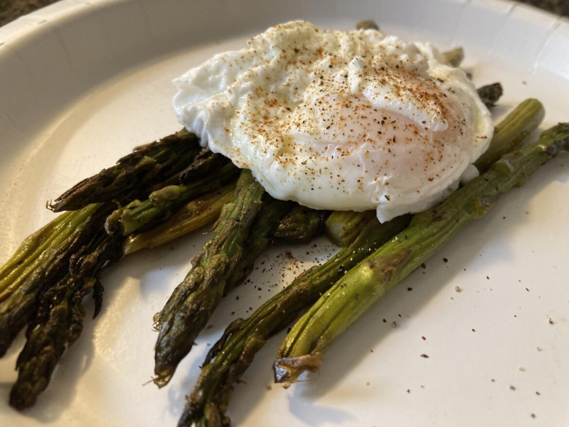 Poached egg on asparagus… Quick protein bite.