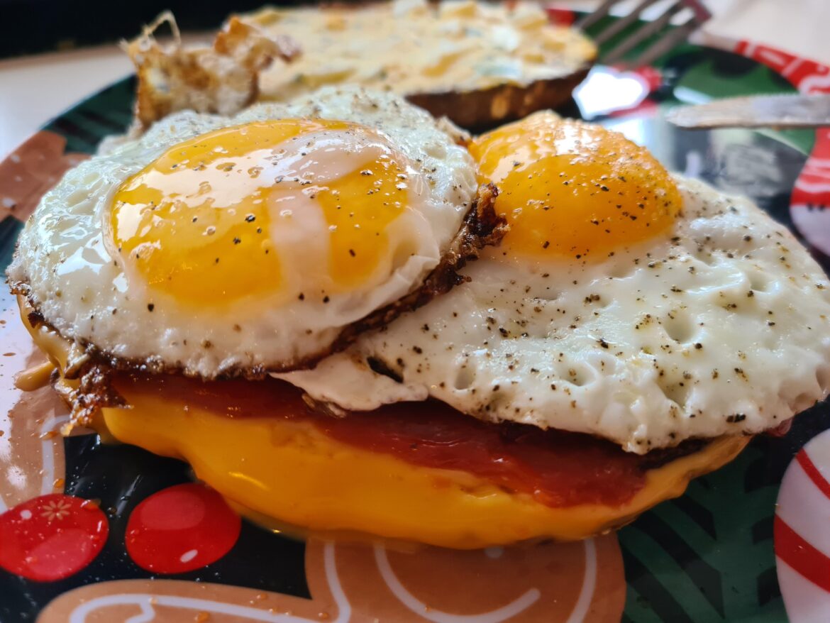 Bread-Cheese-Vegan bacon- Ketchup- Egg 💕