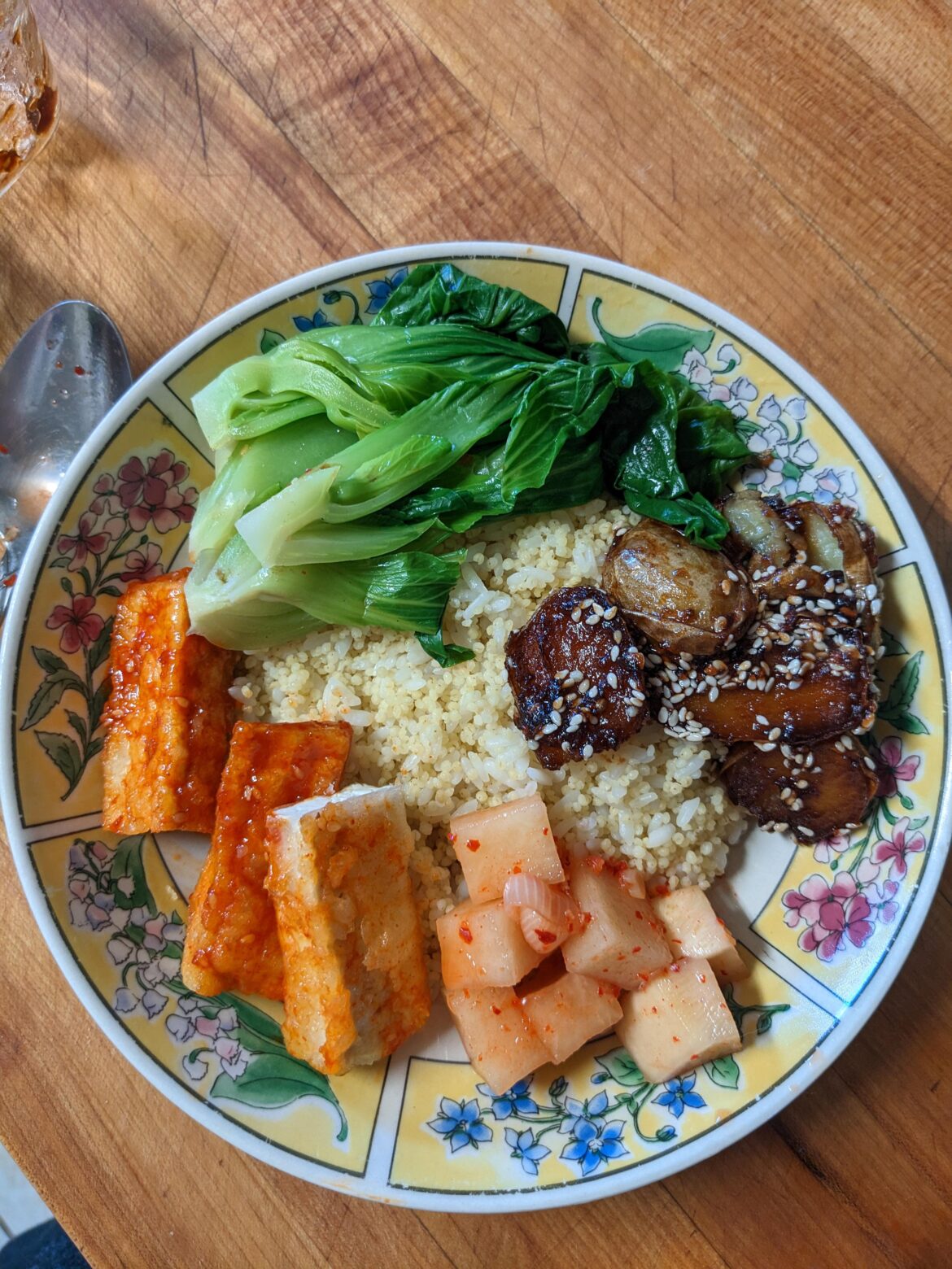 I made gamja bokkeum, fried tofu in bibimbap sauce, blanched bokchoy, with mu kkakdugi and millet rice for lunch
