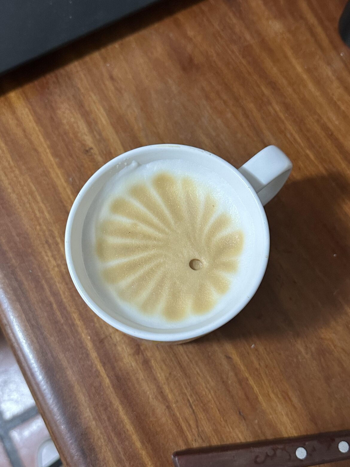 I made a latte with my aeropress today and this happened 😮