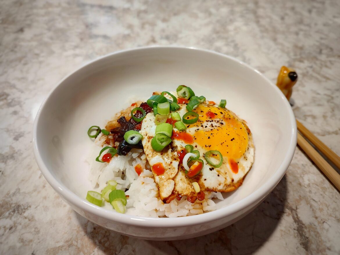 Kakuni-style Bacon and Egg breakfast rice bowl