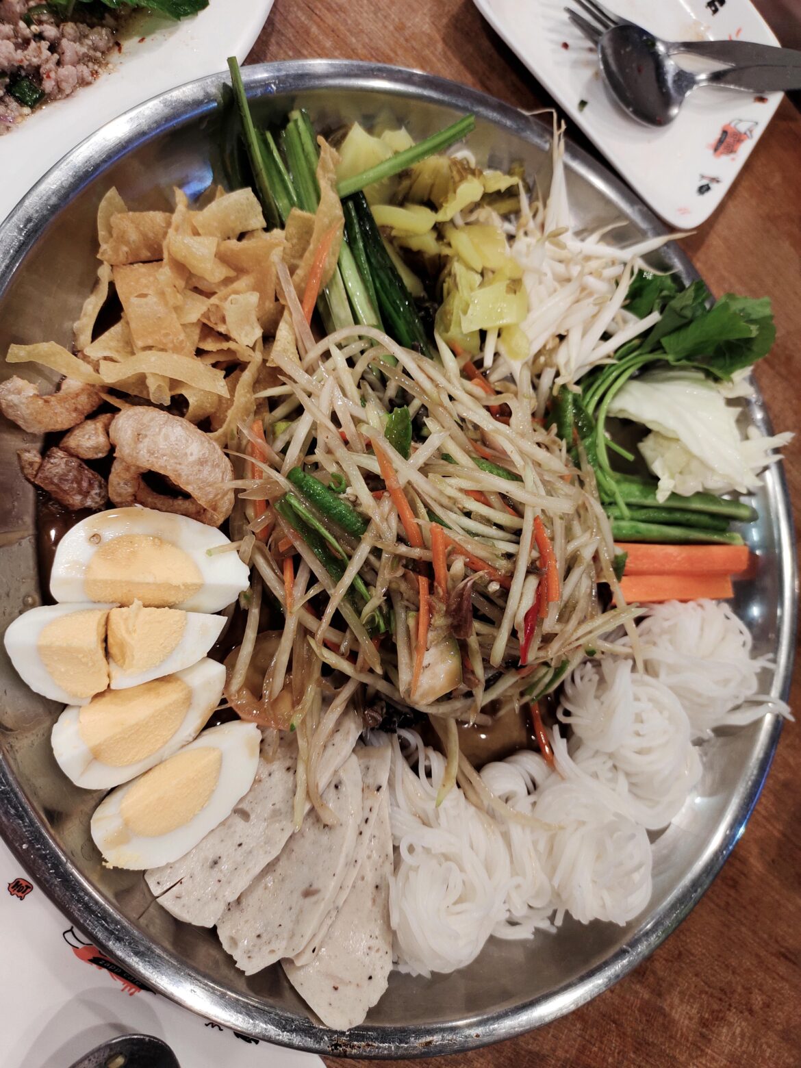 Papaya salad tray is a set of som tum which is popular in Thailand.