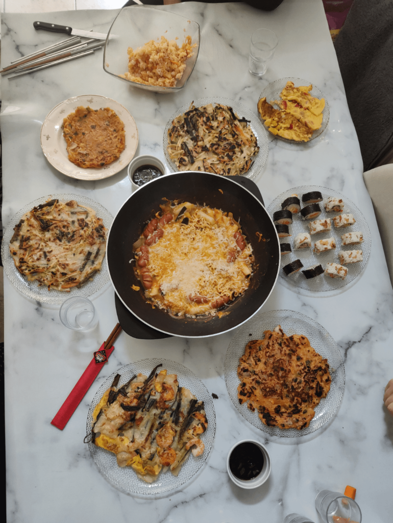 We had homemade Korean food for lunch ! Not an aesthetic pic (was hungry), but still wanted to share