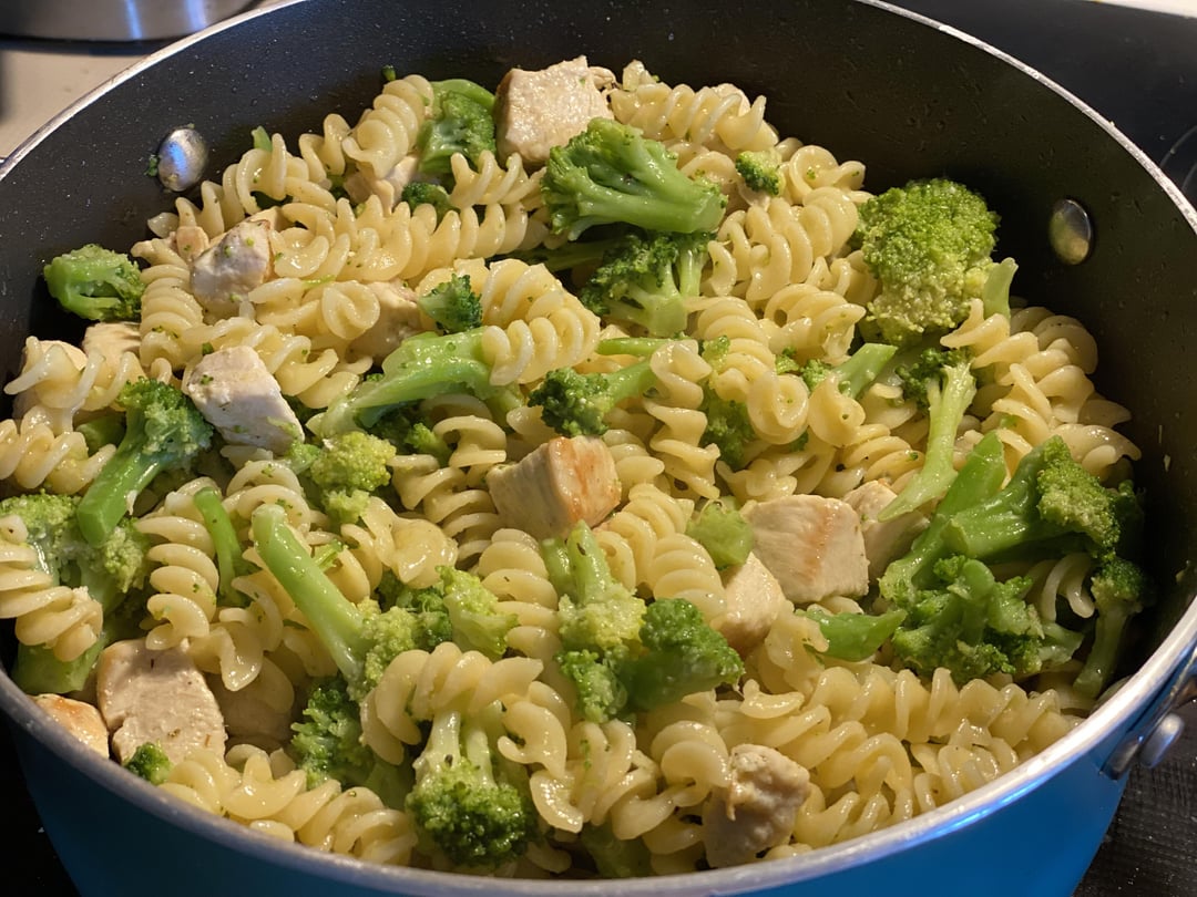 Chicken breast pieces sautéed in olive oil & garlic with broccoli and
