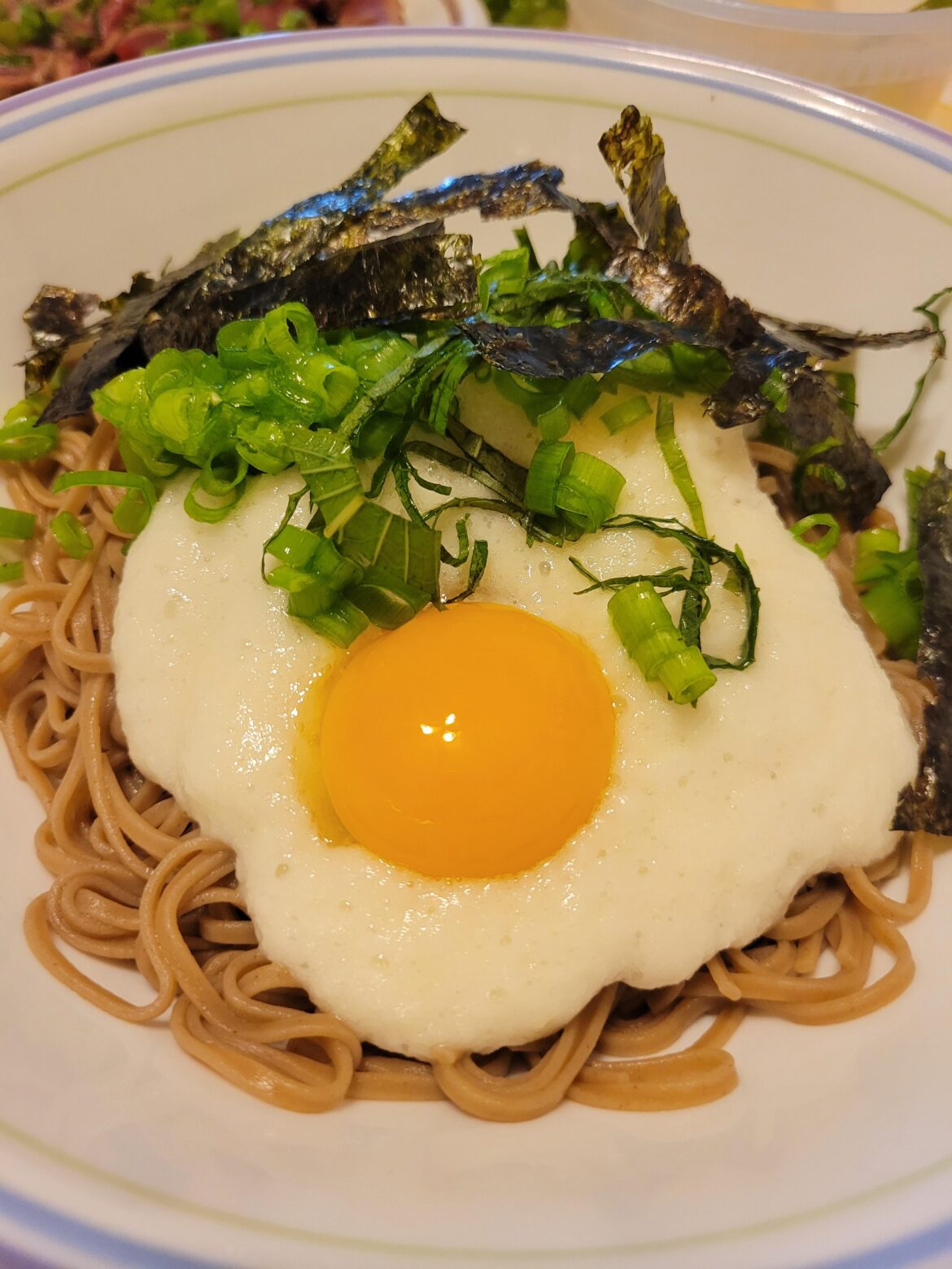The white is not from the egg, it's grated mountain yam, aka nagaimo! The dish is tororo soba.