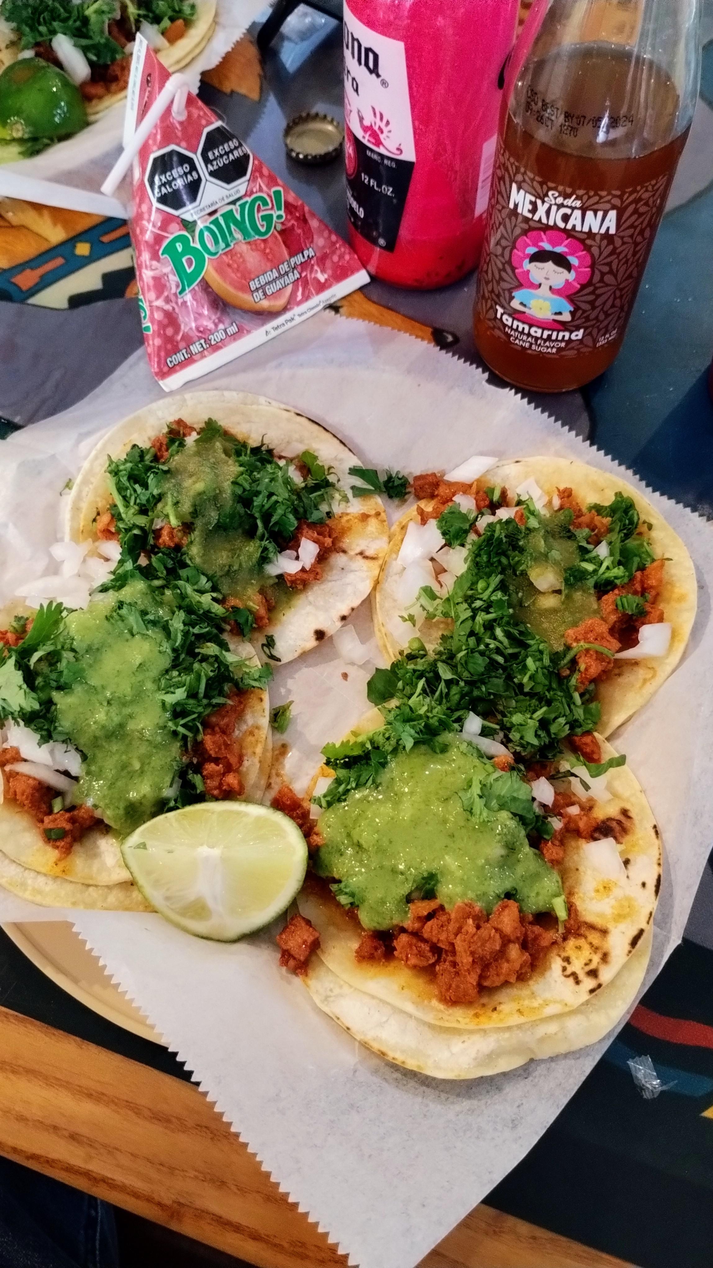 Tacos de Pastor con un refresco y un Boing Dining and Cooking