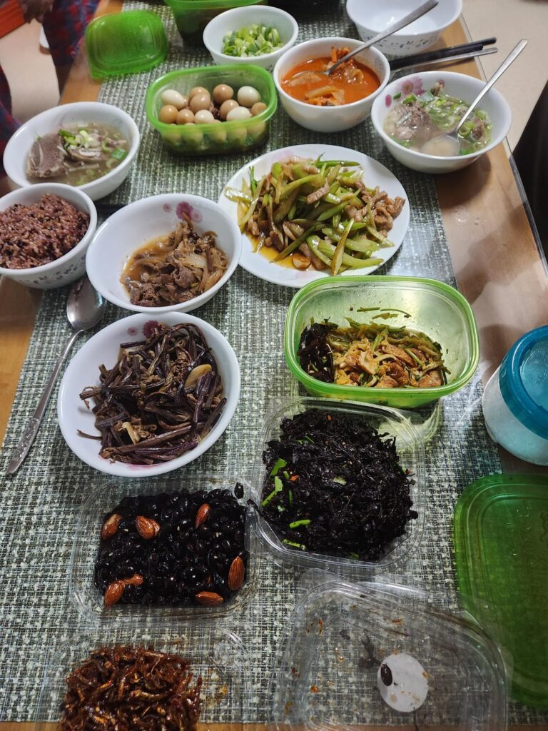 After reading the comments of my recent posts, I feel grateful that I have an aunt that cooks for my bro and I nearly everyday 🙏