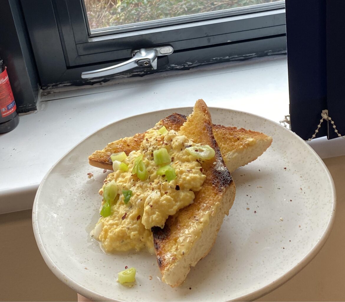 scrambled eggs on baguette