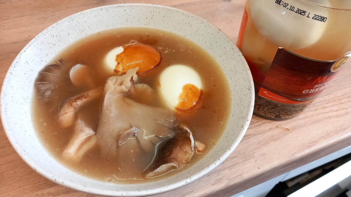 Chicken bone broth, mushrooms and eggs 300kcal