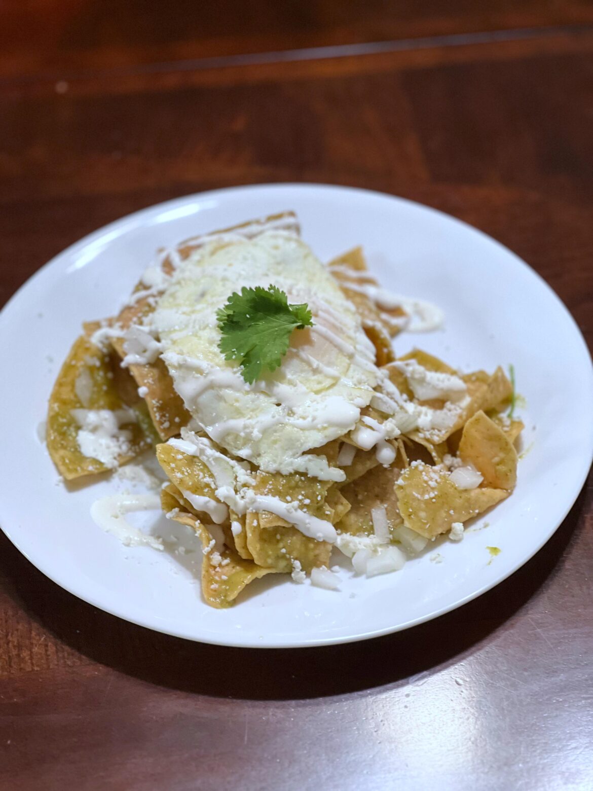 Green chilaquiles with an egg