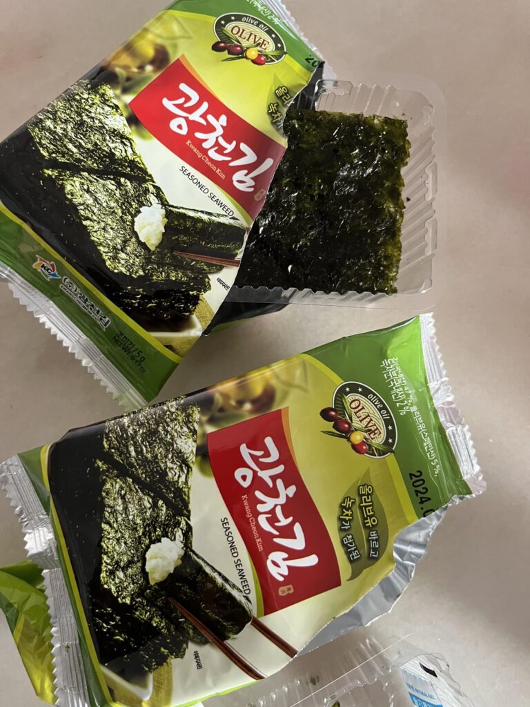 Do you prefer eating seaweed on its own or with rice? I prefer seaweed on its own because salt 😋