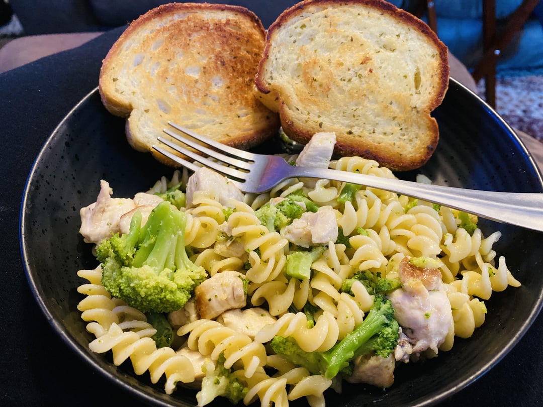 Chicken breast pieces sautéed in olive oil & garlic with broccoli and
