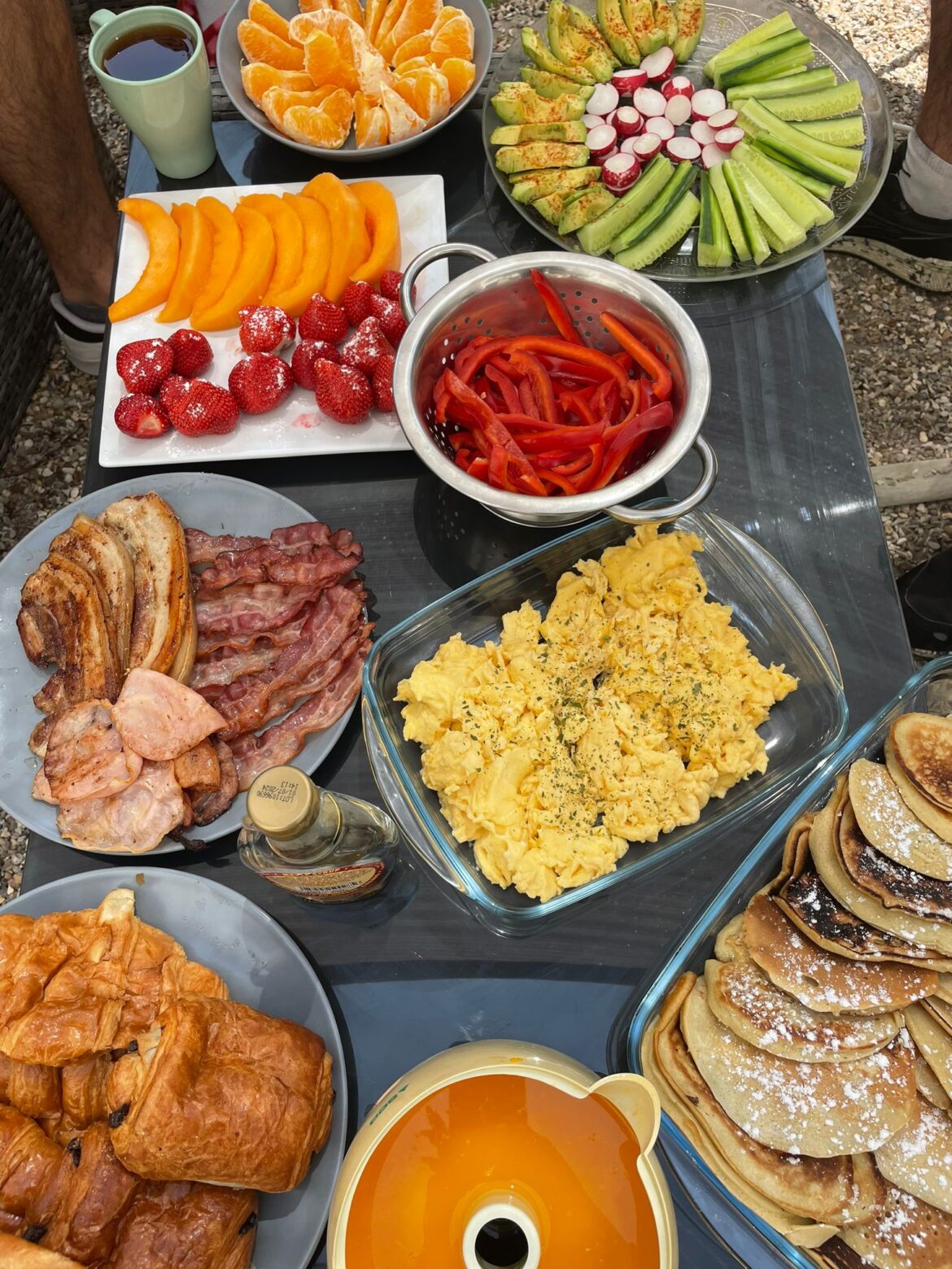 [Homemade] Brunch (Fruits, vegies, bacon, pancakes, eggs, pasteries)