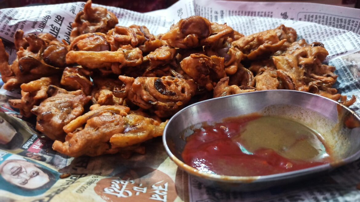 Scrolling through here I realised there are not enough indian foods. So here's one. These are called pakoras/fritters. Fried indian snack usually eaten with tea/ketchup on rainy days.. Being fried, this isn't one of the healthiest food but surely is one of the tastiest.