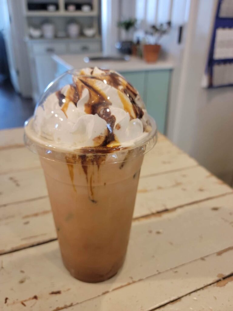 made this turtle latte with toasted almond mocha today. 👌🏻