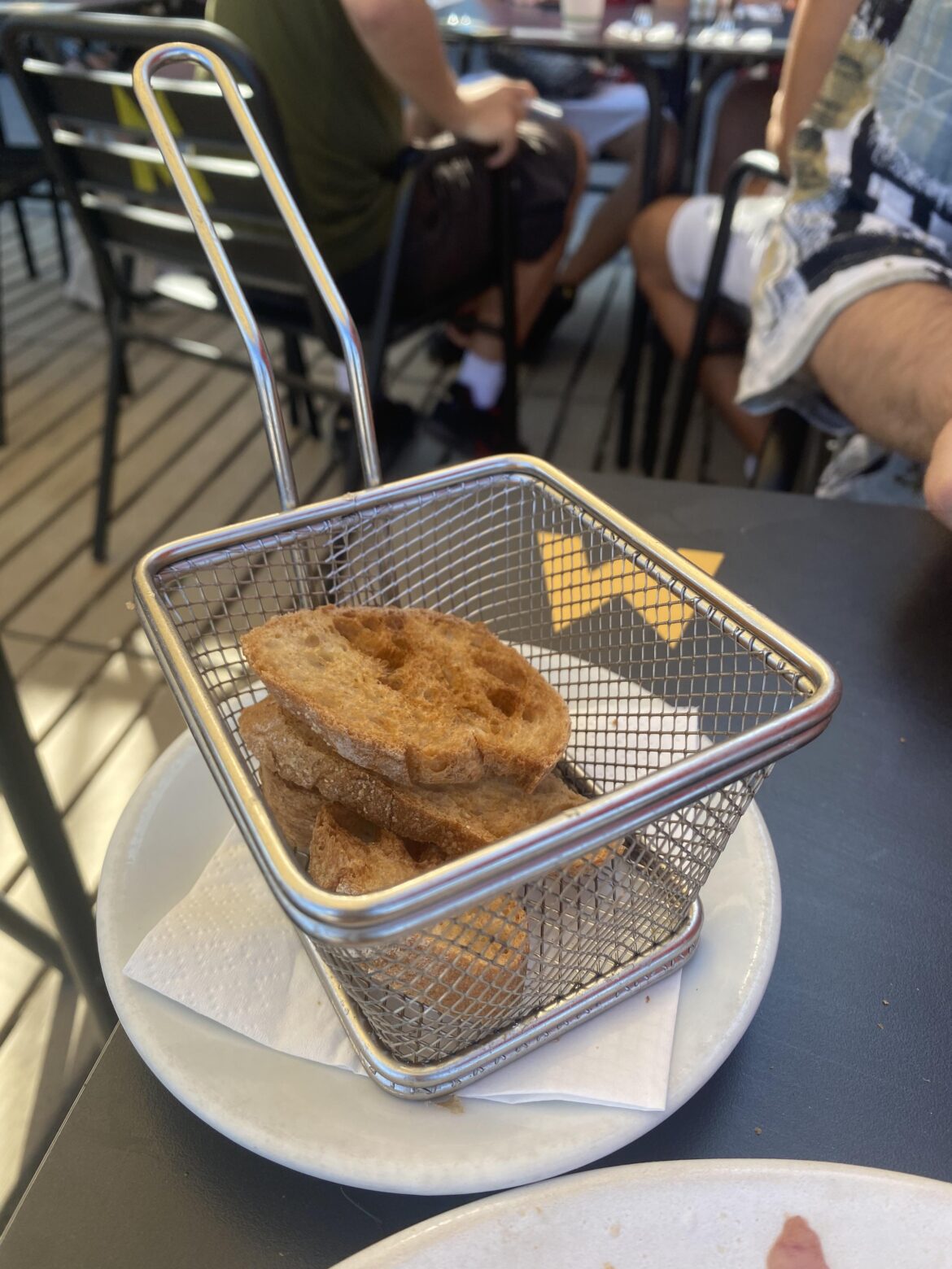 Bread served in a tiny frying basket…at least there is a plate underneath (?!)
