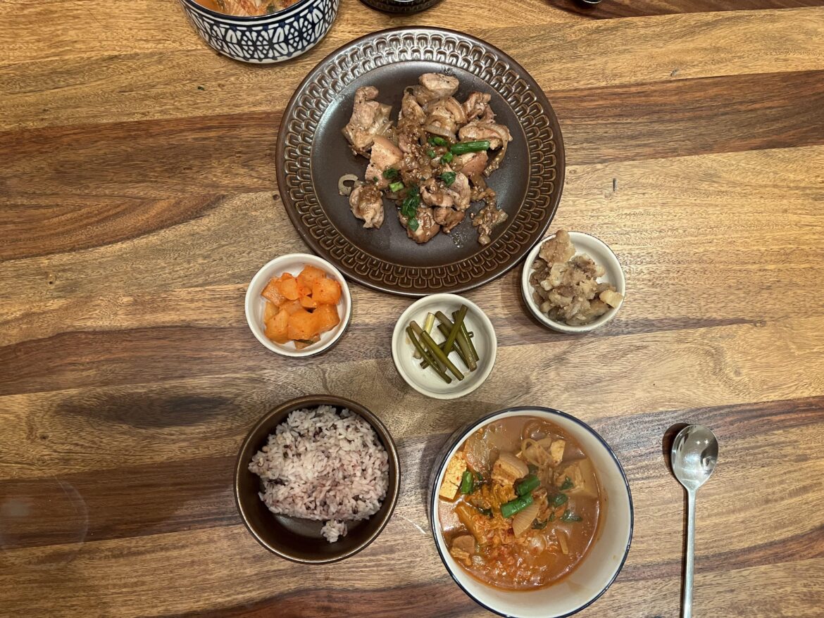 집밥: 되지고기 된장구이 + 김치찌개Homecooked dwenjang pork + kimchi jjigae