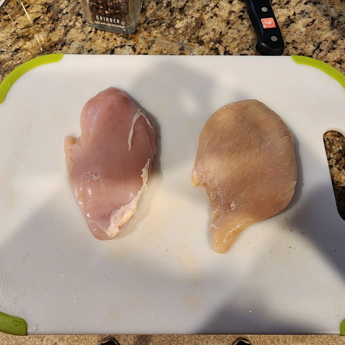 Two different colored breasts from same package 🤔 I'm no Gordan Ramsey but is this normal? First time my chicken came this way.