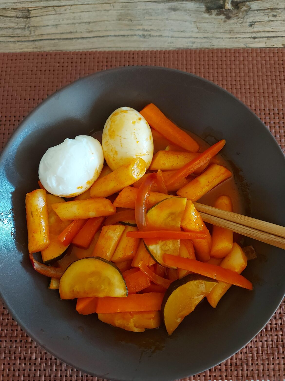 Tteokkbokki with two eggs on it