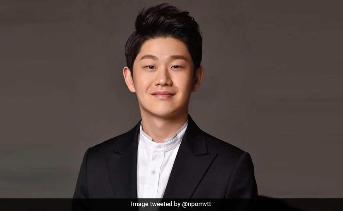 Korean singer Choi Sung Bong dies at 33, suicide suspected