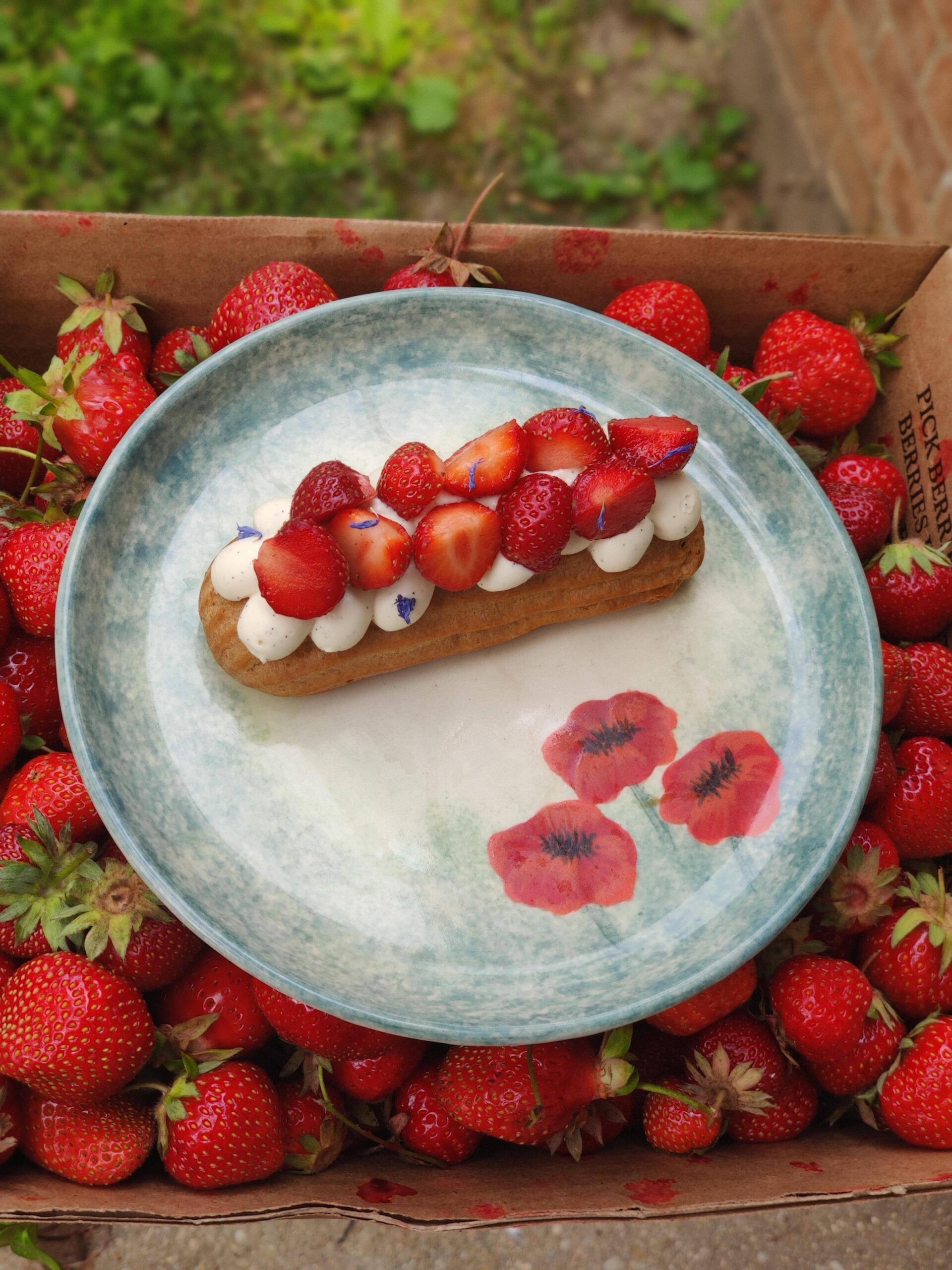 [OC] Strawberries and cream eclair. Strawberry mascarpone cream