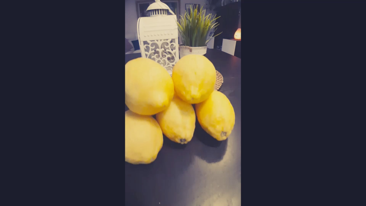 Extra virgin olive oil with lemon essence - for seasoning and cooking by Vito Chef Italy