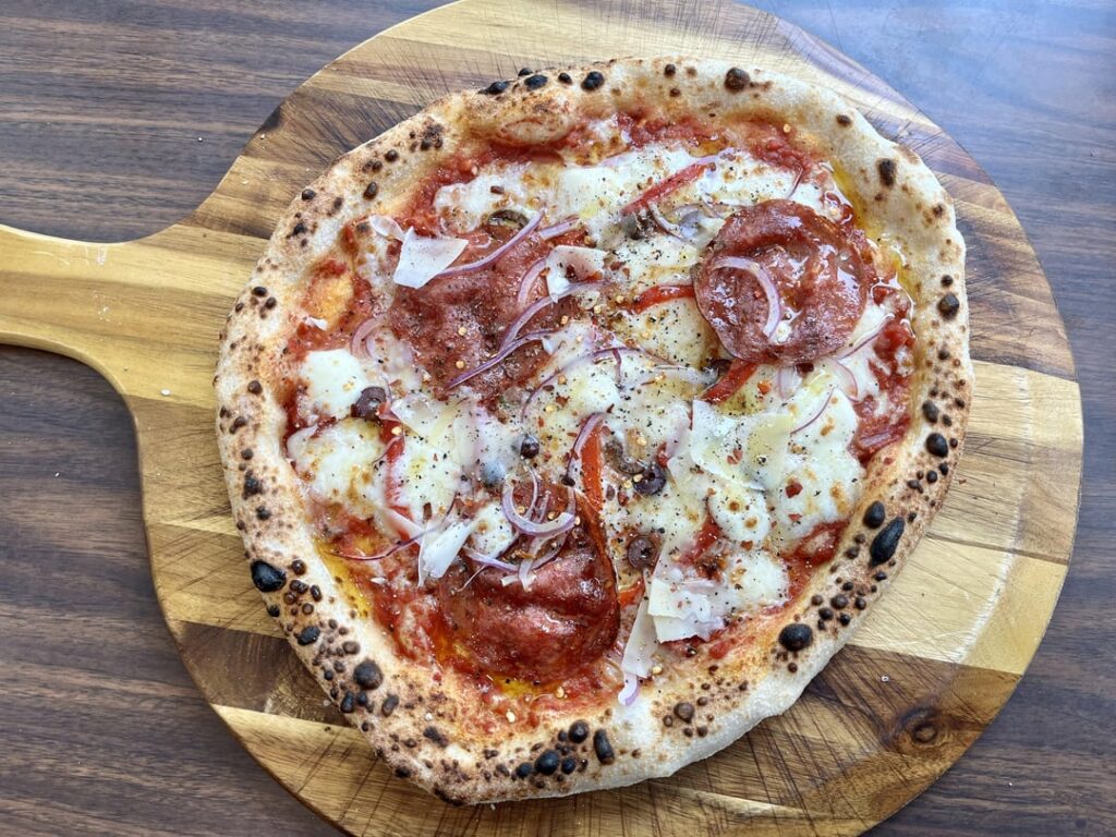 Calabrese salami, roasted red peppers, red onions, black olives, garlic and mozzarella cheese.