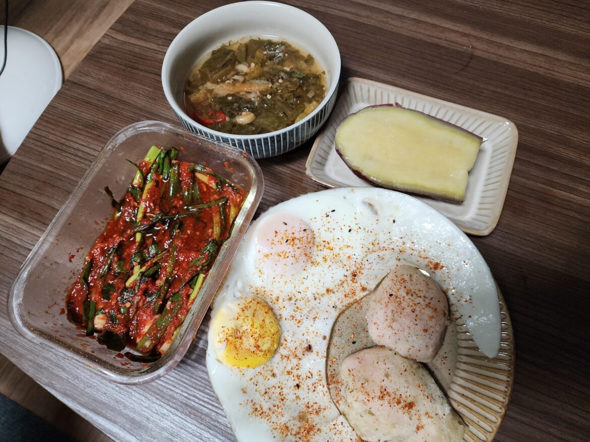On a diet in Korea! Chicken breast, eggs, sweet potato, green onion kimchi, and siraegi doenjang guk