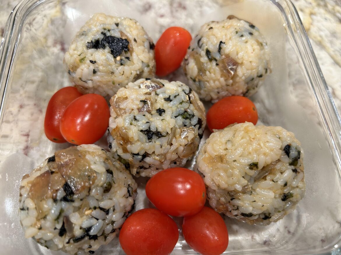 Jumeok bap with dried seasoned cuttlefish. Quick & easy lunch for tomorrow!