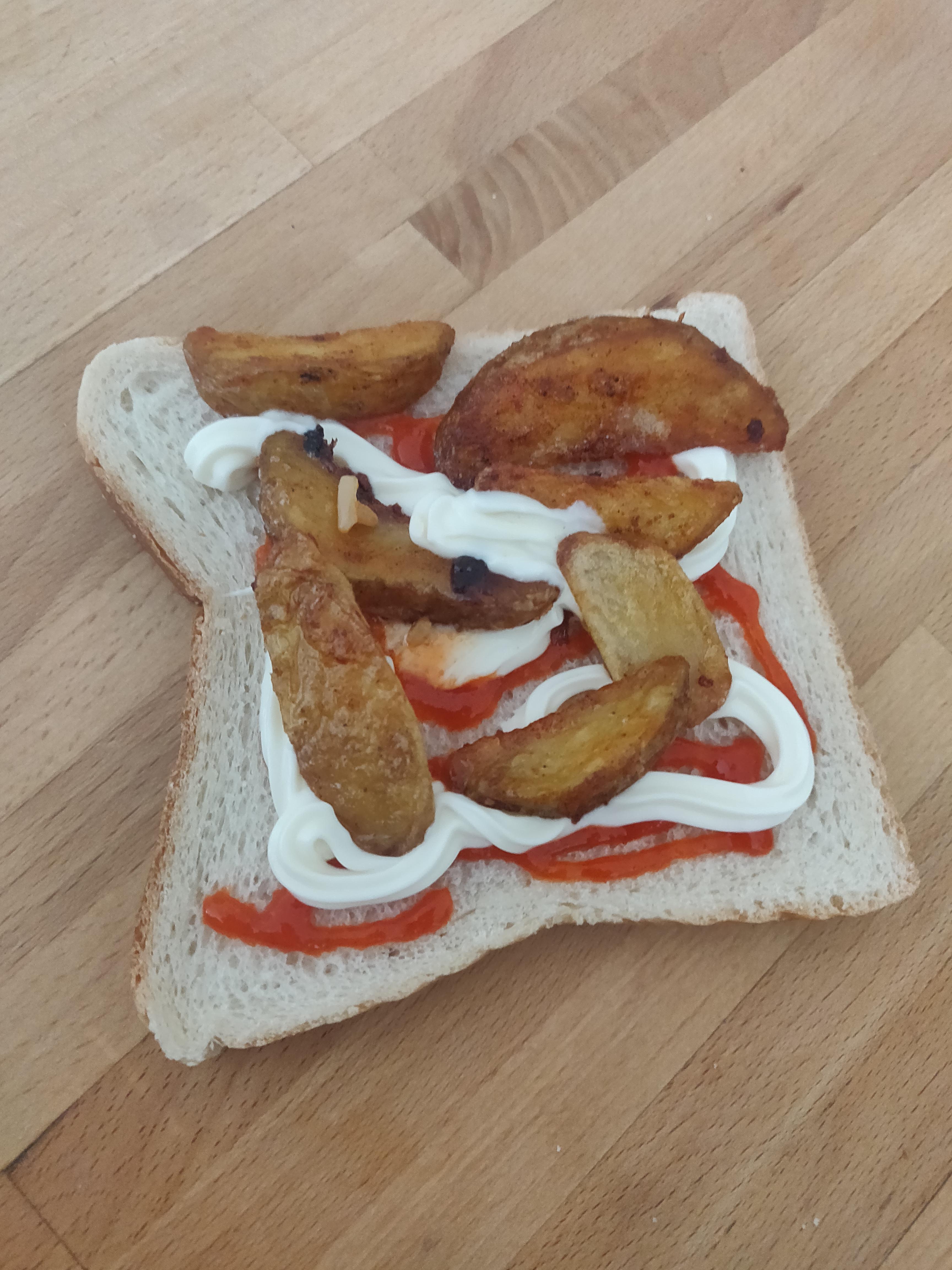 Potato wedges on white bread with Sriracha and mayonnaise Dining and