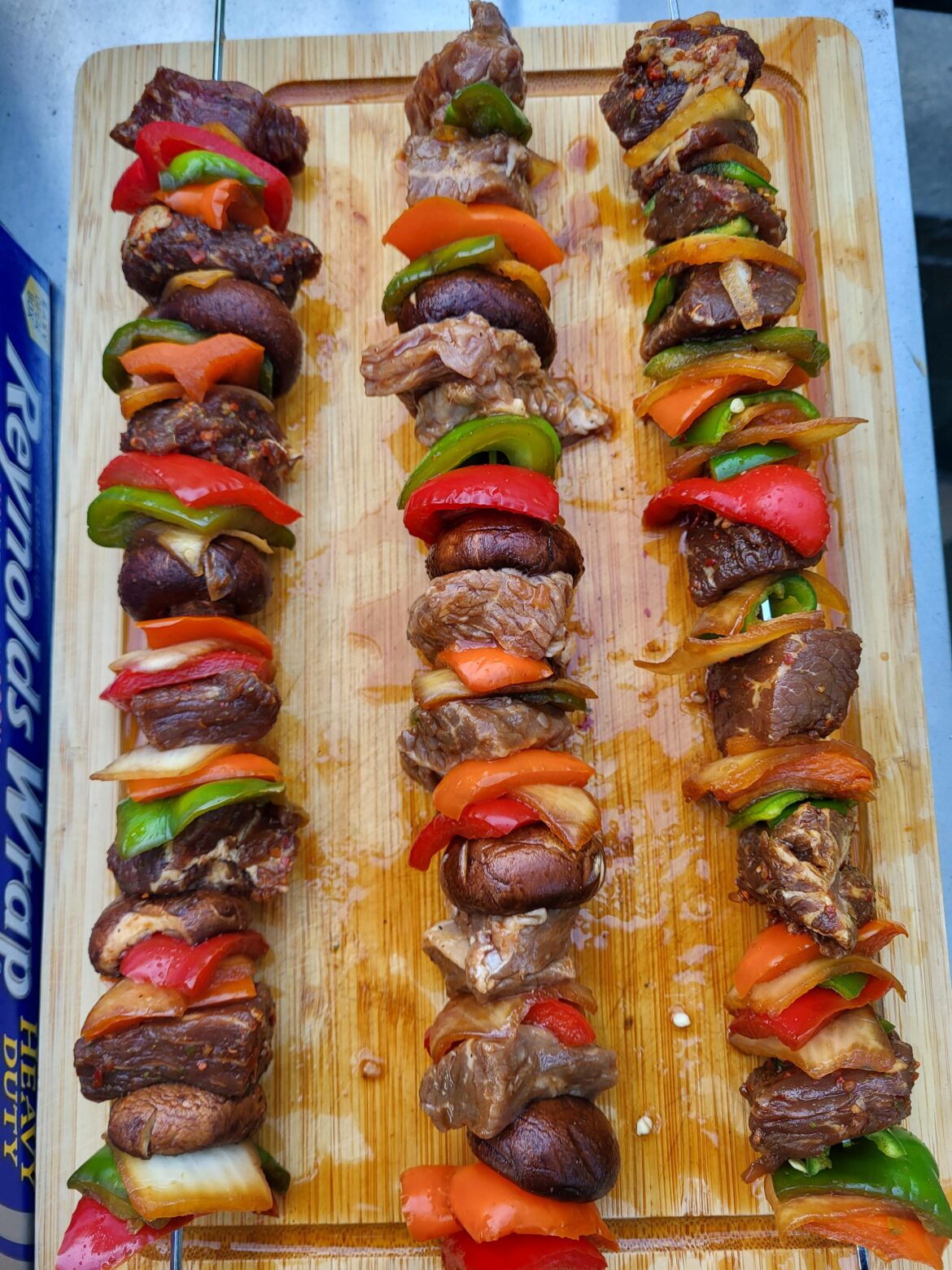 [Homemade] Skewers! Prime Top Sirloin marinated with red jalapeño garlic teriyaki sauce, with overnight marinated veggies.