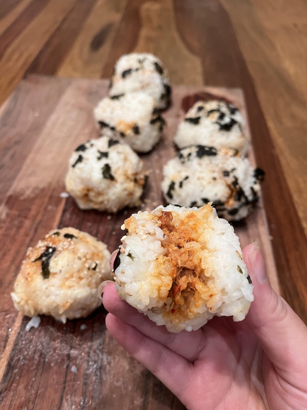 집밥: 매운 연어 + 김치 주먹밥 Homemade spicy salmon and kimchi jumokbap!