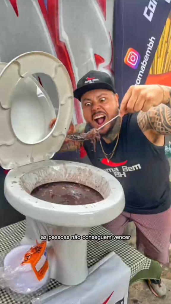 Restaurant serves feijoada from a toilet