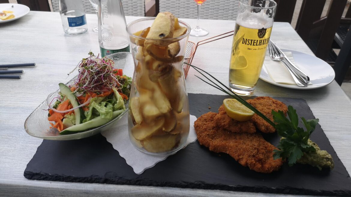 Wiener Schnitzel on stone plate + crisps in a vase