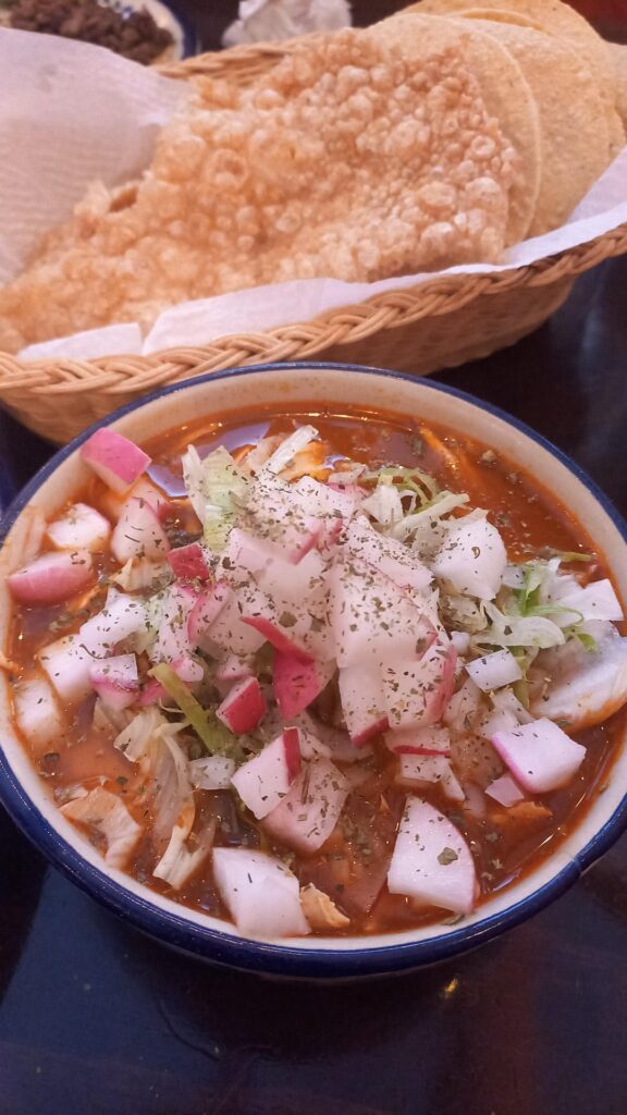 Pozole y tostada de res