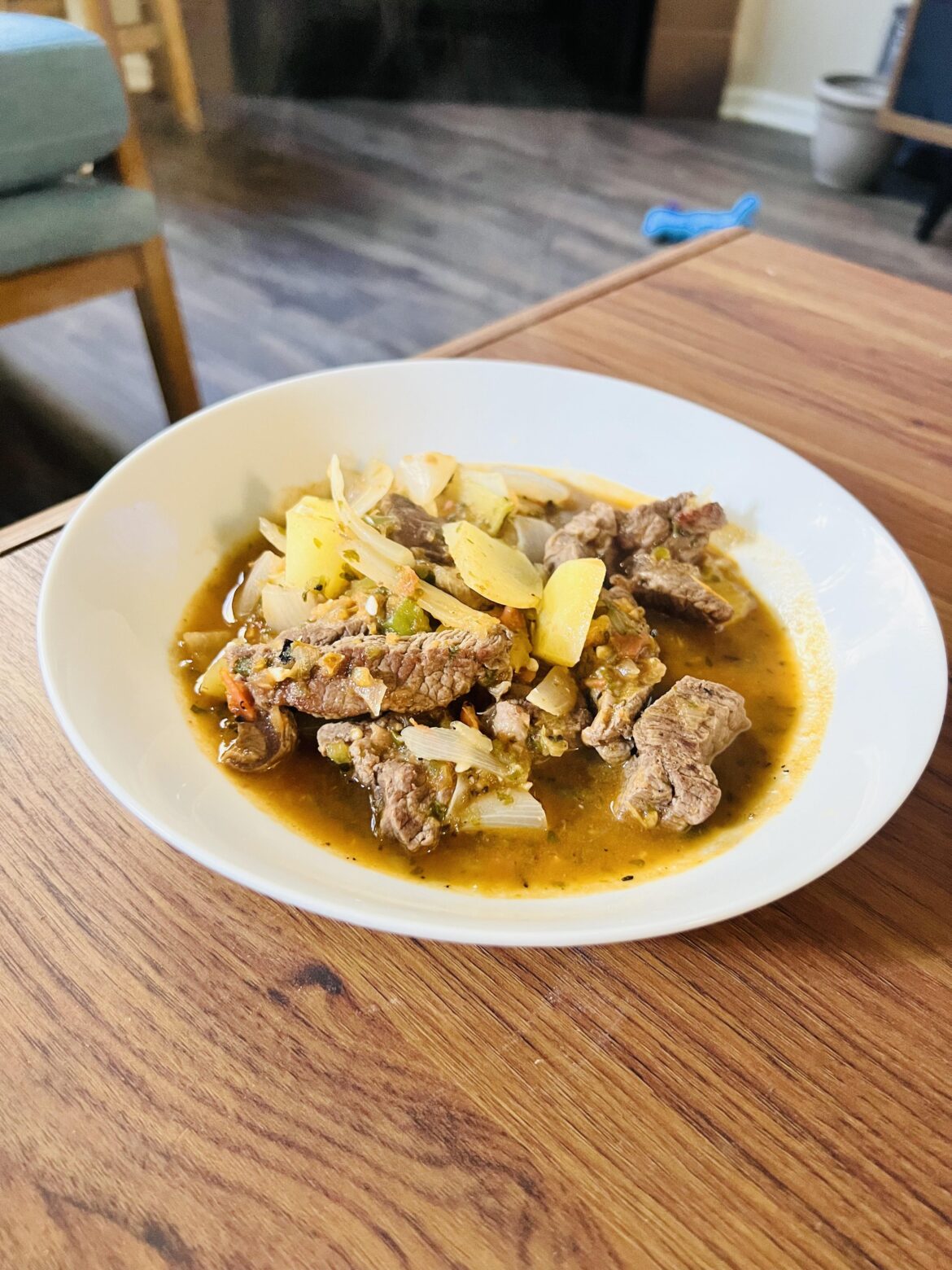 Carne en salsa roja con papas