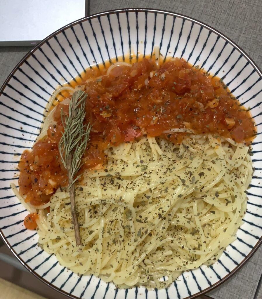 Tomato spaghetti (with tomato and chopped onion and garlic)
