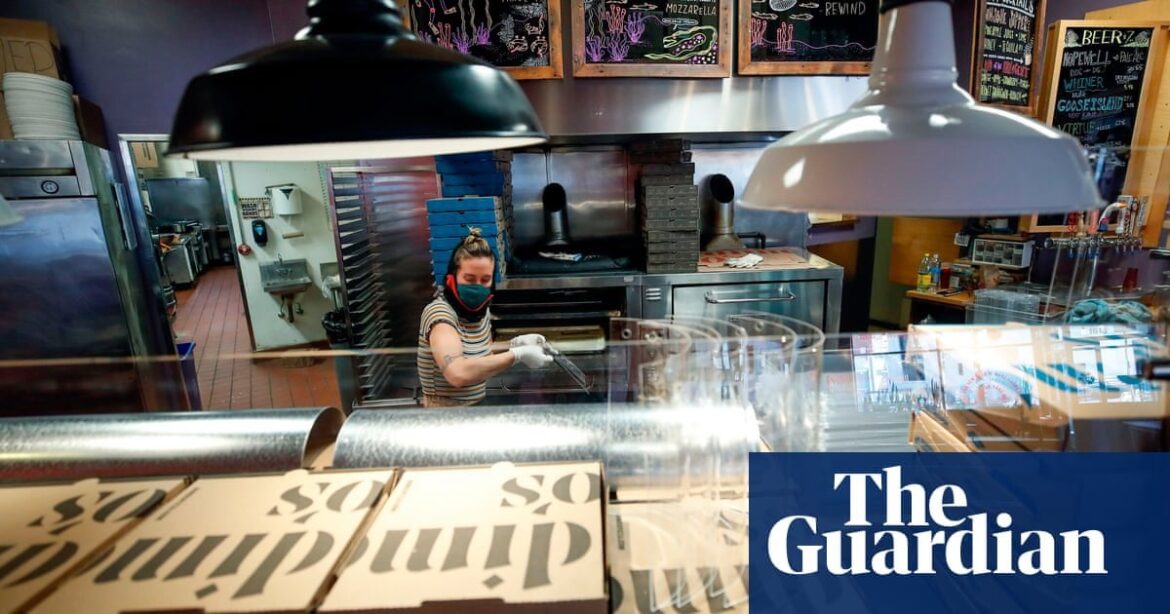 Chicago aims to boost pay for thousands of restaurant workers