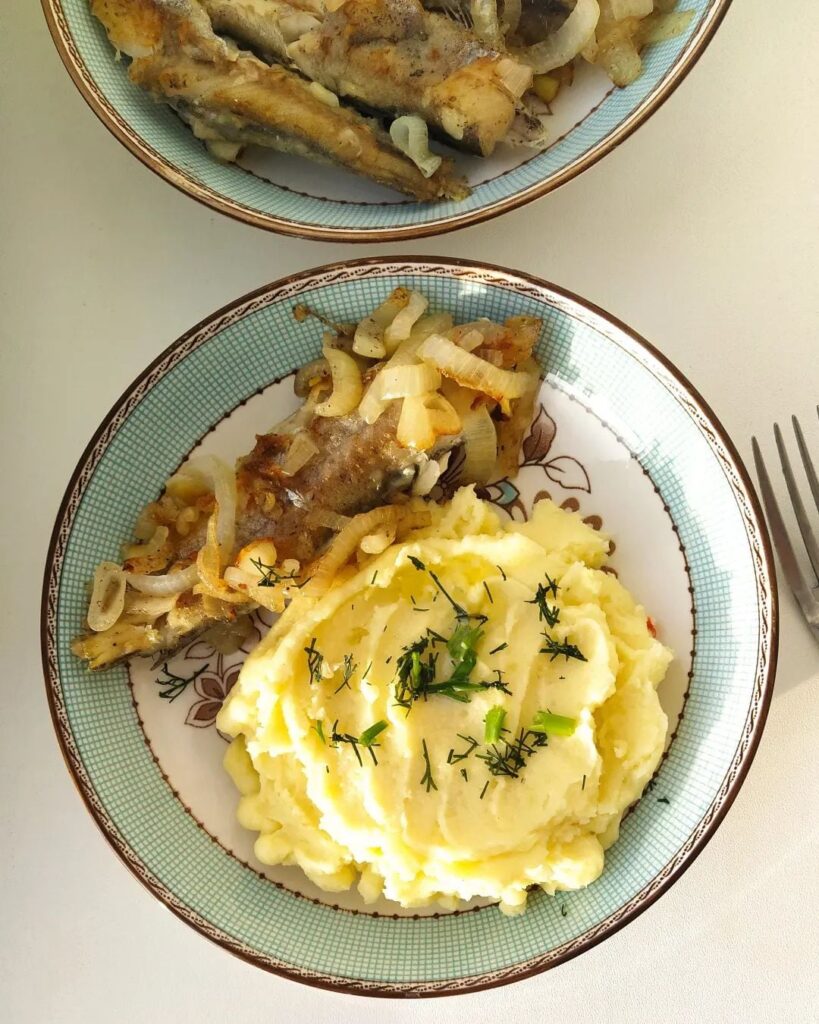 Mashed potatoes and fish patatasu with onions