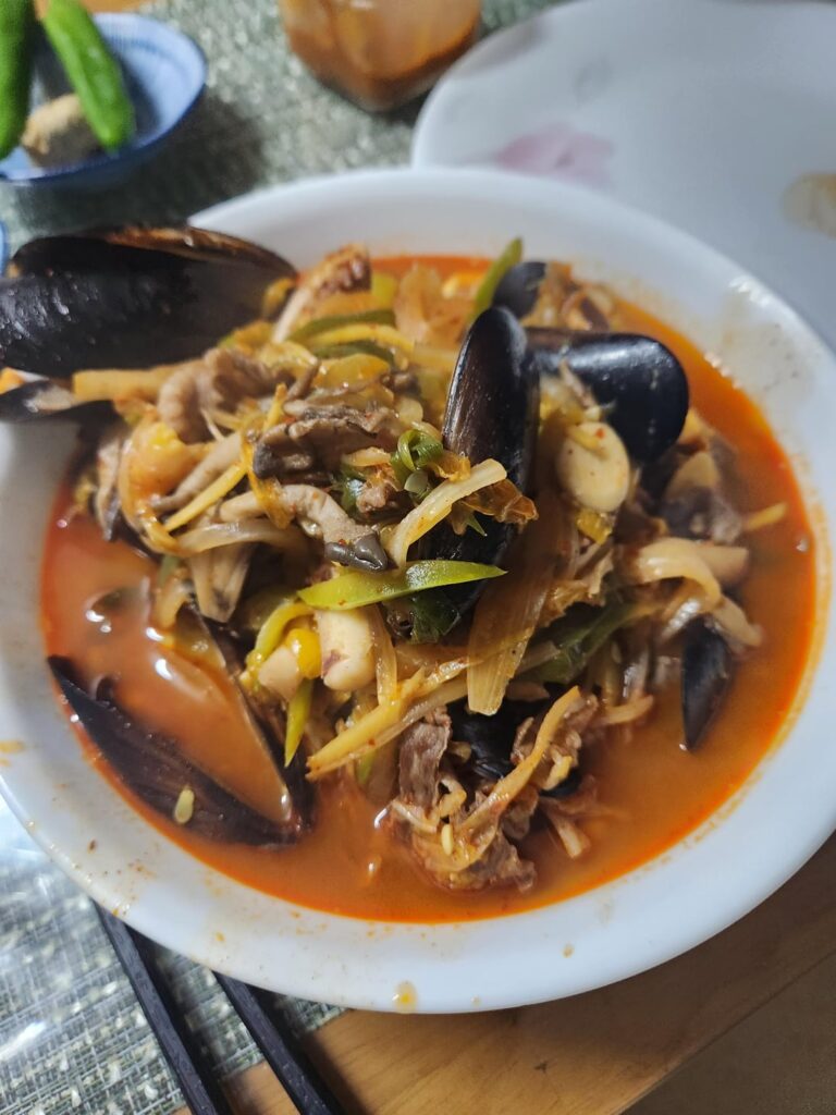 I prefer Jjampong(짬뽕) over Jajangmyeon(짜장면). Just saying...