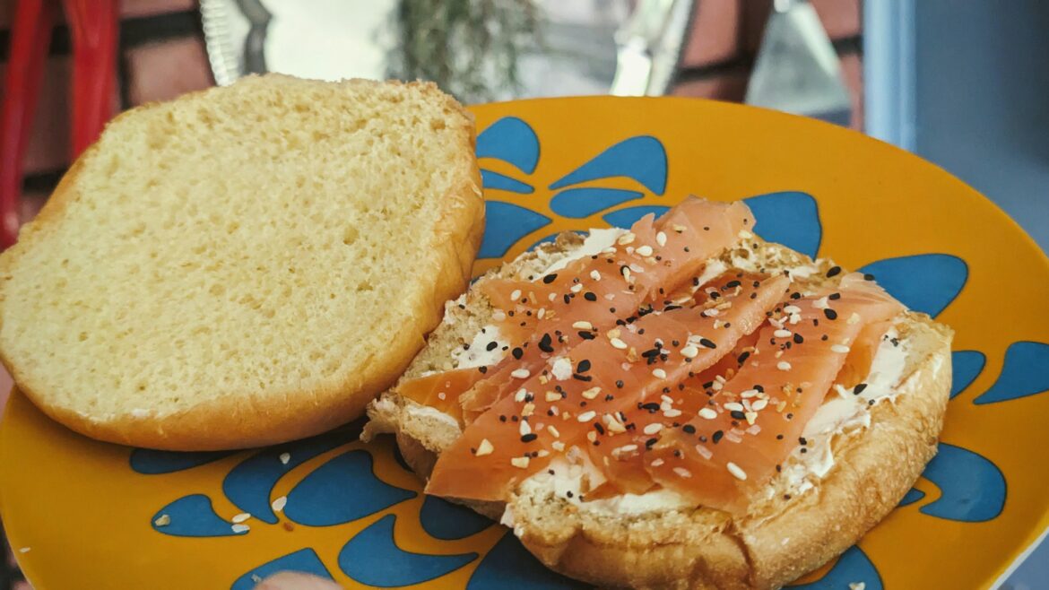Super good, simple sandwich I've been making a lot. Smoked salmon, cream cheese & everything bagel seasoning on a brioche bun